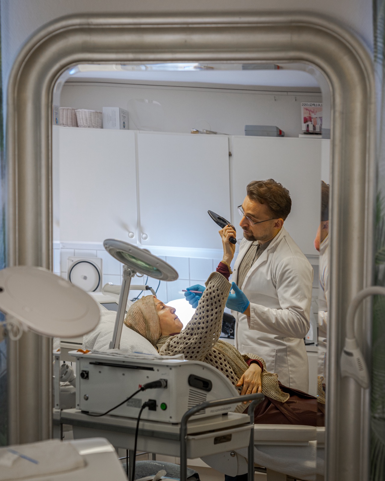 Haidar behandlar en klient på dR Kliniken